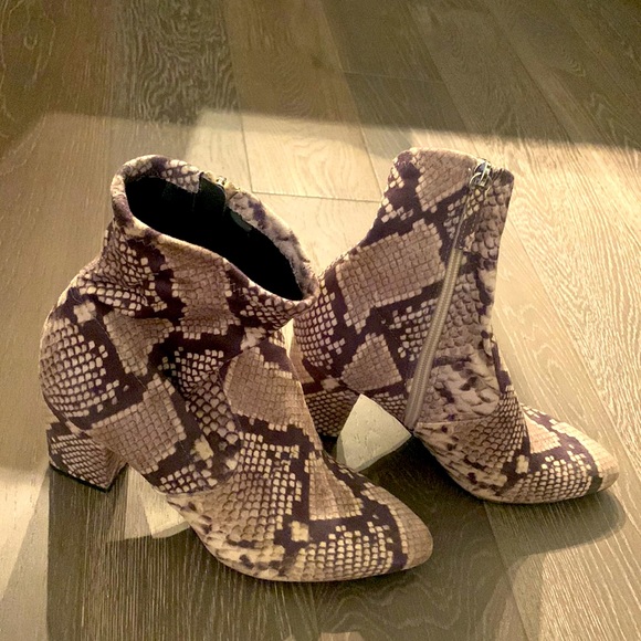 Snake pattern hardly worn Steve Madden booties! - Picture 2 of 2